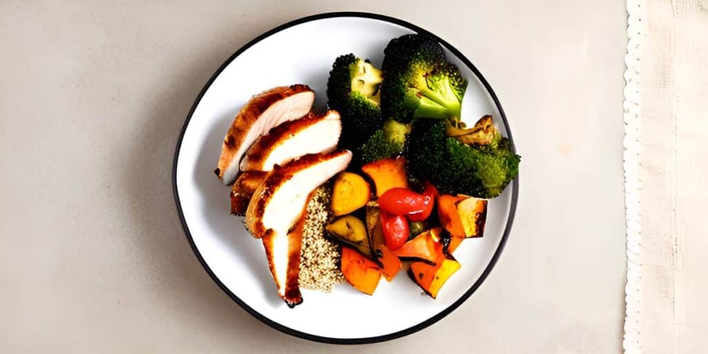 A nutritious plate featuring a balanced meal for gestational diabetes, with vegetables, protein, and whole grains.
